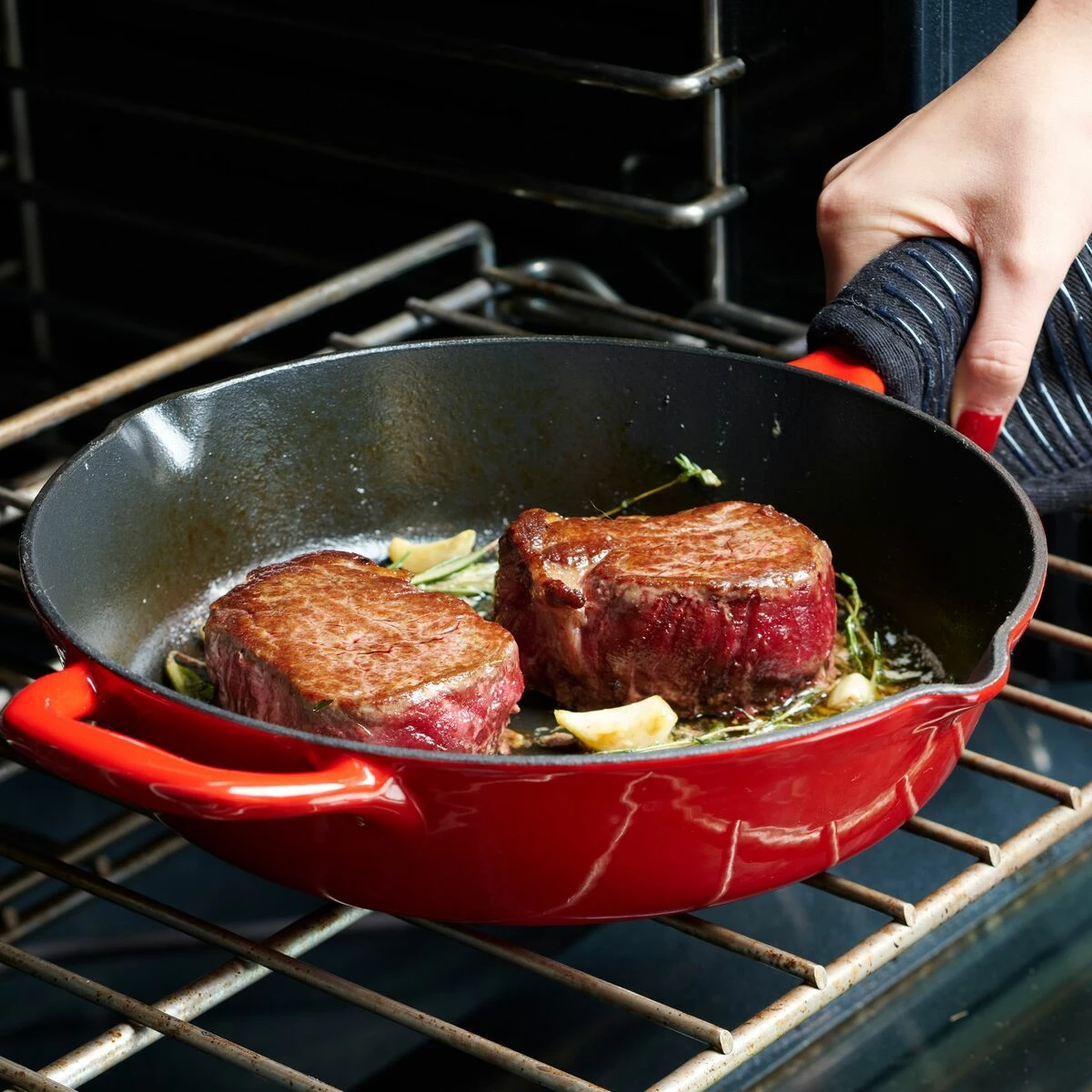 Tramontina 10 In Enameled Cast-Iron Series 1000 Skillet - Gradated Red 5 Tramontina 10 In Enameled Cast-Iron Series 1000 Skillet - Gradated Red - Image 5