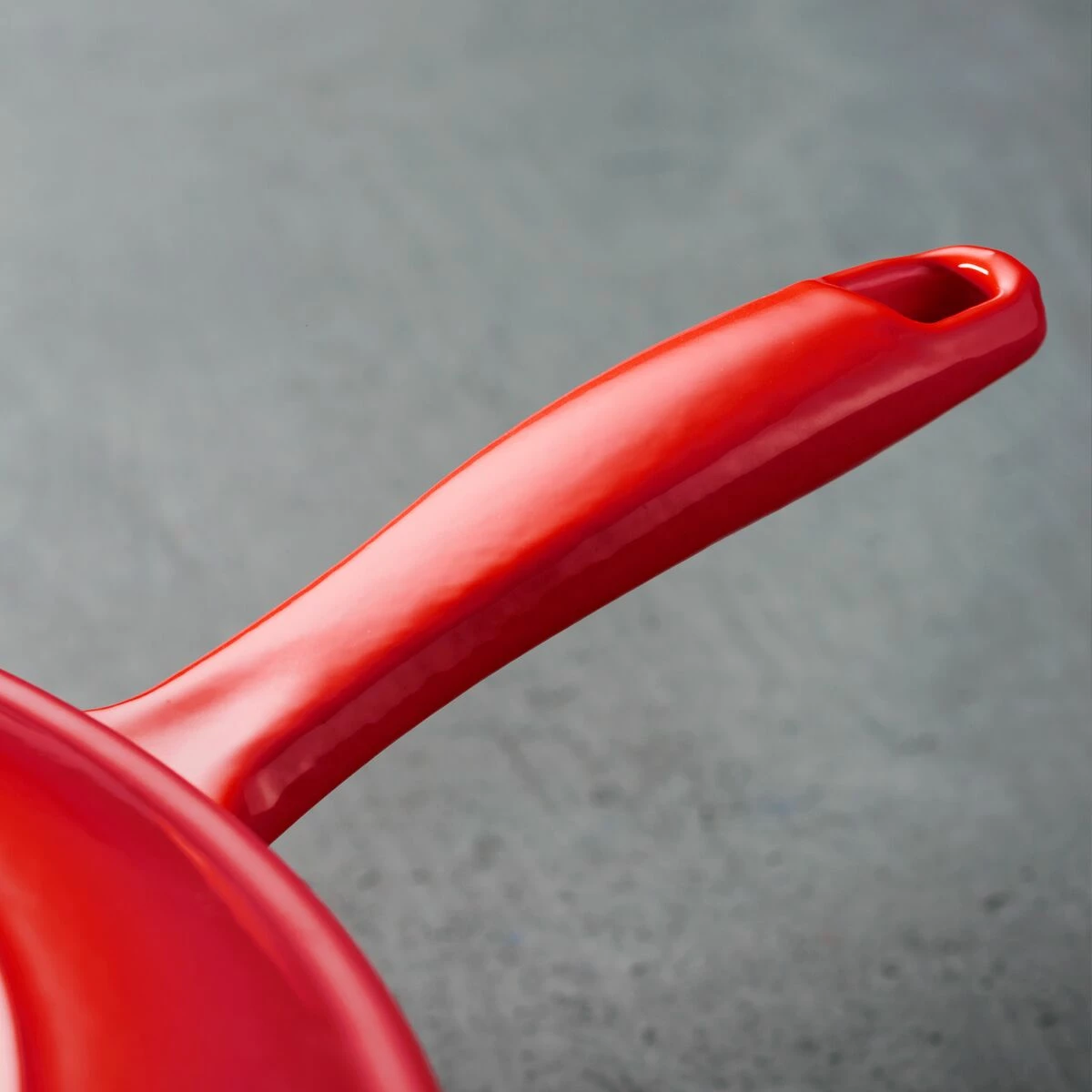 Tramontina 10 In Enameled Cast-Iron Series 1000 Skillet - Gradated Red 4 Tramontina 10 In Enameled Cast-Iron Series 1000 Skillet - Gradated Red - Image 4