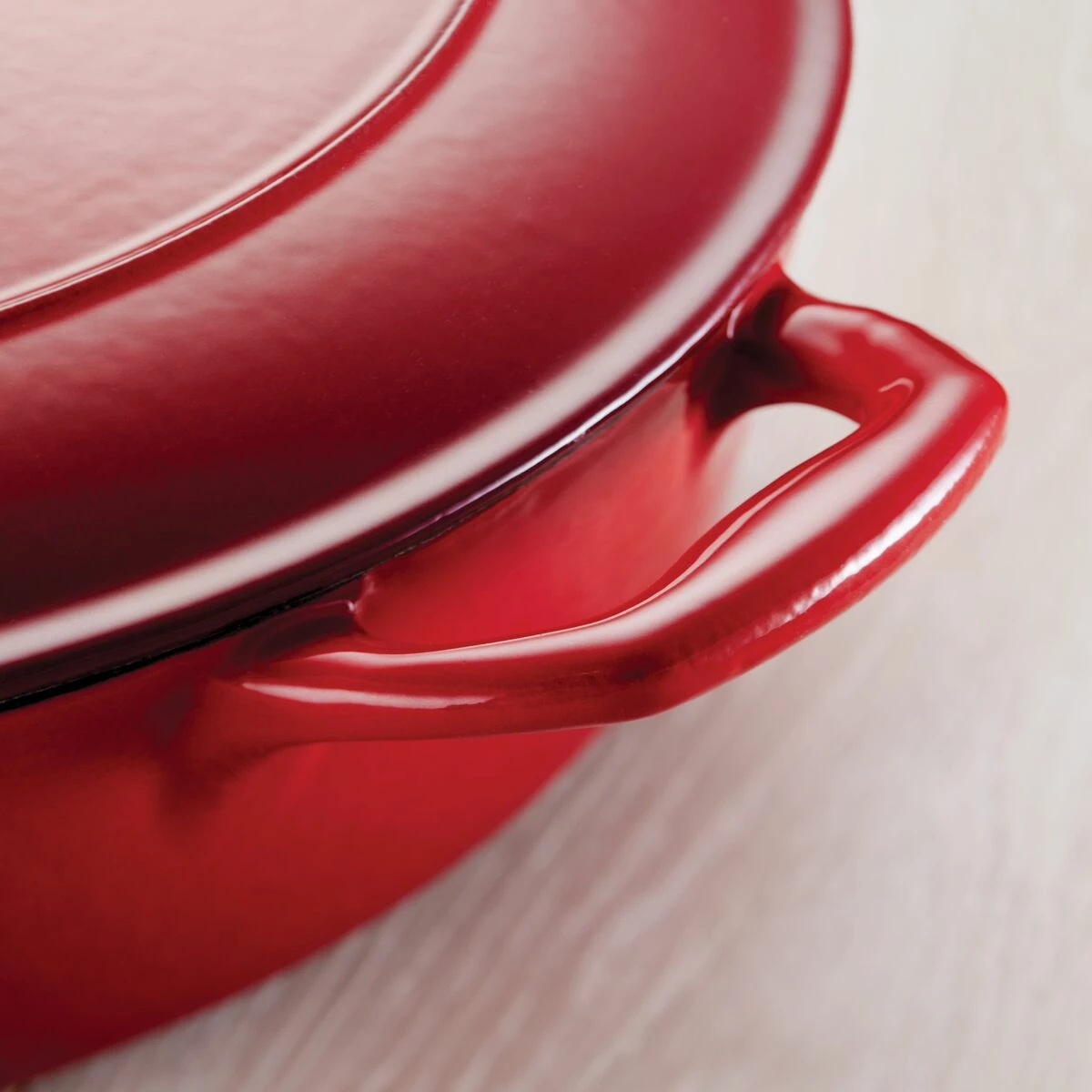 Tramontina 2.5 Qt Enameled Cast-Iron Series 1000 Covered Sauce Pan - Gradated Red 4 Tramontina 2.5 Qt Enameled Cast-Iron Series 1000 Covered Sauce Pan - Gradated Red - Image 4