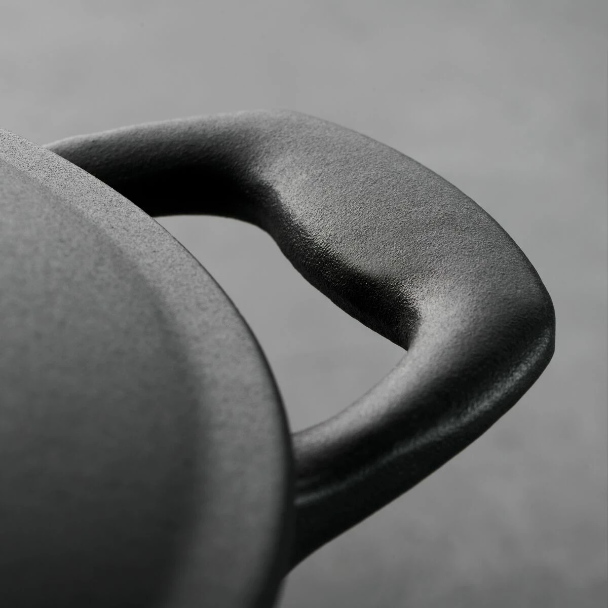 Tramontina 5.5 Qt Enameled Cast Iron Round Dutch Oven - Matte Black With Gold Stainless Steel Knob 4 Tramontina 5.5 Qt Enameled Cast Iron Round Dutch Oven - Matte Black With Gold Stainless Steel Knob - Image 4