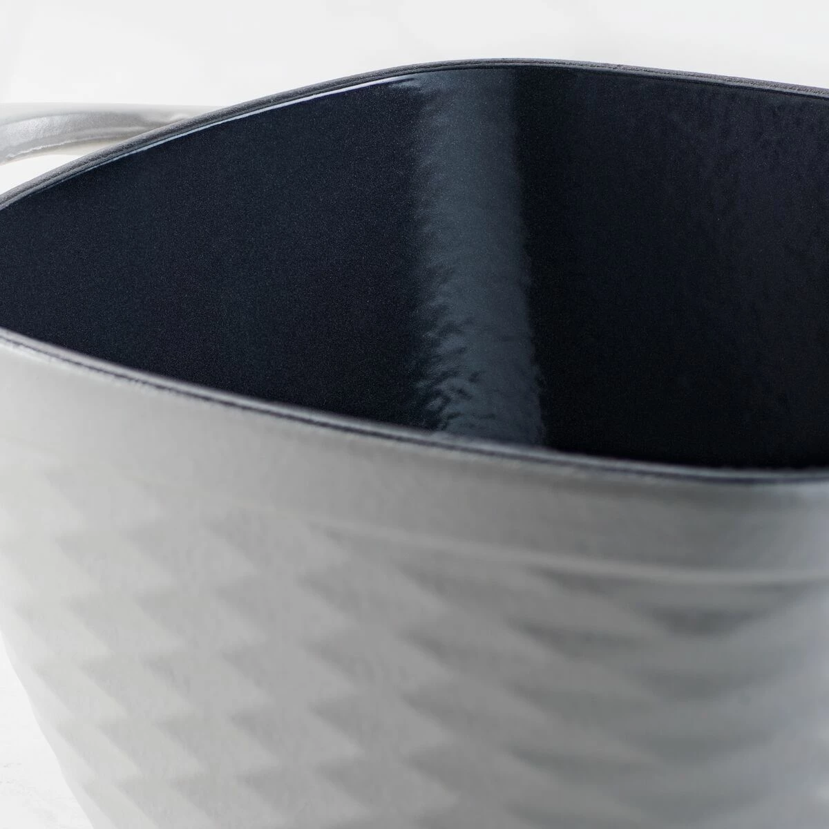 Tramontina Prisma 7 Qt Enameled Cast Iron Covered Square Dutch Oven - Matte Gray 4 Tramontina Prisma 7 Qt Enameled Cast Iron Covered Square Dutch Oven - Matte Gray - Image 4