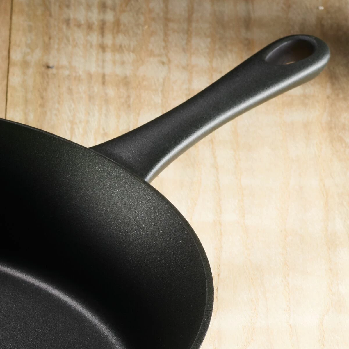 Tramontina 12.5" Cast Iron Covered Skillet Pre-Seasoned 2 Tramontina 12.5" Cast Iron Covered Skillet Pre-Seasoned - Image 2