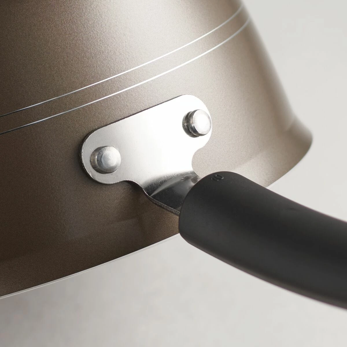 Tramontina Sicilia 2.5 Qt Aluminum Nonstick Covered Sauce Pan - Hazelnut 4 Tramontina Sicilia 2.5 Qt Aluminum Nonstick Covered Sauce Pan - Hazelnut - Image 4